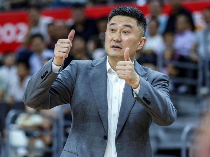 广东全阵容首战惨败杜锋遭质疑，磨合期考验主