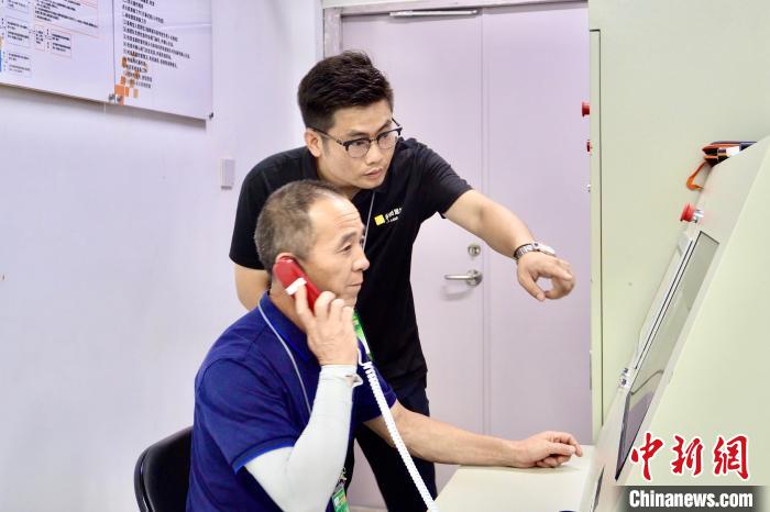 成都大运会火炬点燃夜空 31名火炬手共筑圣火传