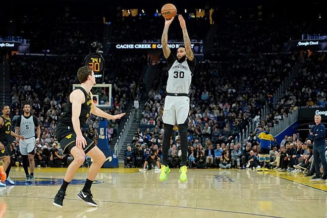 掘金加时险胜马刺终结11连胜 尚帕尼18+5+2成关键