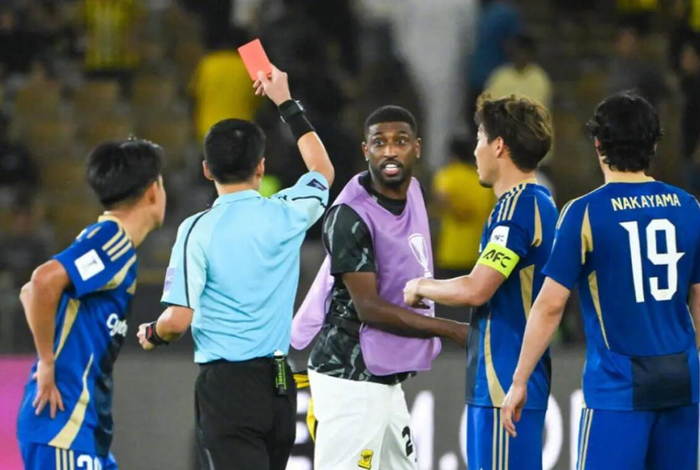 吉达联合后卫沙拉希利亚冠赛场怒撞裁判领红牌